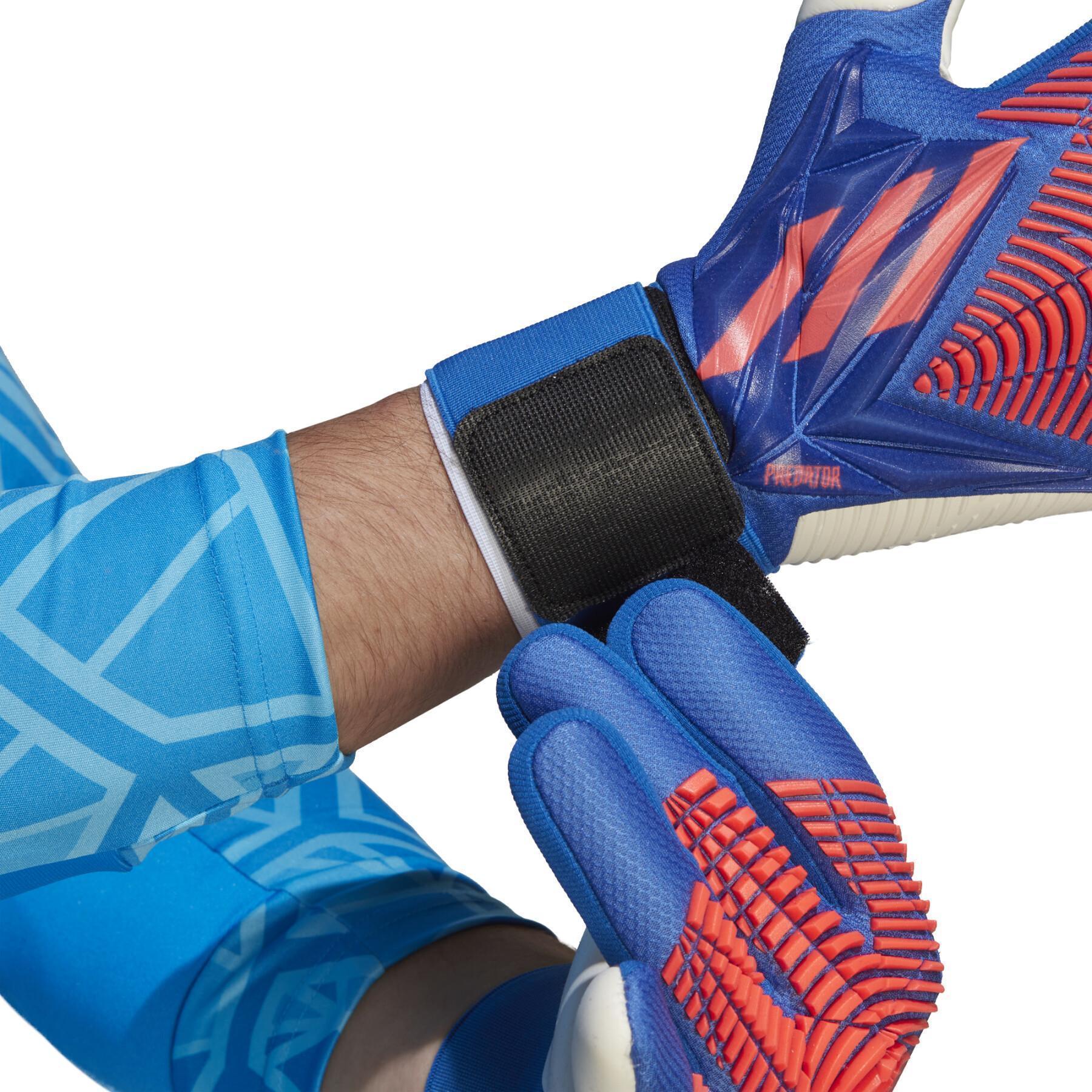 Goalkeeper gloves adidas Predator Competition
