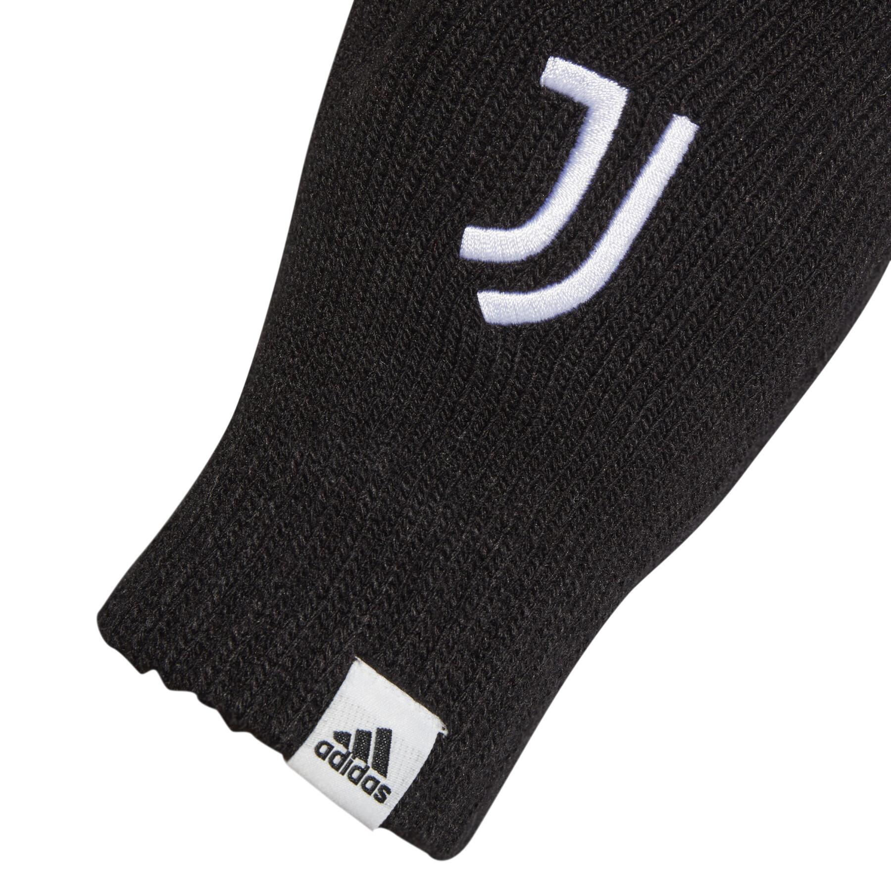 Juventus gloves 2022/23